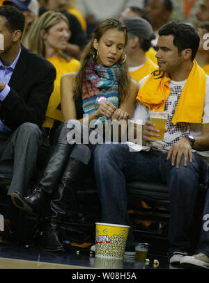 Schauspielerin Jessica Alba und Freund Cash Warren nehmen in der Krieger vs der Jazz in Spiel vier der Western Conference Semifinals in der Oracle Arena in Oakland, Kalifornien am 13. Mai 2007. Der Jazz besiegt die Krieger 115-102. (UPI Foto/Terry Schmitt) Stockfoto