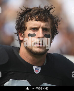 Oakland Raiders Sicherheit Stuart Schweigert in das Feld der Detroit Lions bei McAfee Coliseum in Oakland, Kalifornien am 9. September 2007 zu spielen. Die Löwen besiegten die Räuber 36-21. (UPI Foto/Terry Schmitt) Stockfoto