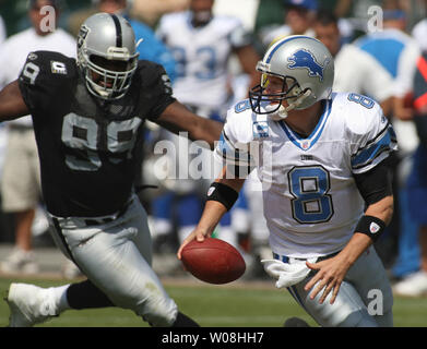 Detroit Lions QB Jon Kitna sieht für einen Empfänger wie Er kriecht von Oakland Raiders Warren Sapp (99) Im zweiten Quartal bei McAfee Coliseum in Oakland, Kalifornien am 9. September 2007. Die Löwen besiegten die Räuber 36-21. (UPI Foto/Terry Schmitt) Stockfoto