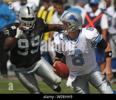 Detroit Lions QB Jon Kitna sieht für einen Empfänger wie Er kriecht von Oakland Raiders Warren Sapp (99) Im zweiten Quartal bei McAfee Coliseum in Oakland, Kalifornien am 9. September 2007. Die Löwen besiegten die Räuber 36-21. (UPI Foto/Terry Schmitt) Stockfoto