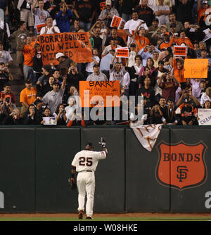 San Francisco Giants slugger Barry Bonds Wellen an die Fans, als er das Feld in seinem letzten Spiel bei AT&T Park in San Francisco findet am 26. September 2007. Anleihen ging 0-3 gegen die San Diego Padres. (UPI Foto/Terry Schmitt) Stockfoto