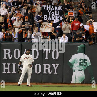 San Francisco Giants slugger Barry Bonds nimmt das Feld in seinem letzten Spiel bei AT&T Park in San Francisco am 26. September 2007. Anleihen ging 0-3 gegen die San Diego Padres. (UPI Foto/Terry Schmitt) Stockfoto