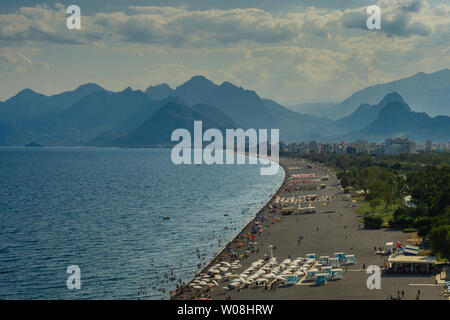 10. August 2018; Antalya, Türkei - Blick auf den Strand von Konyaalti, die sehr lange Küste. Die Menschen baden im Mittelmeer in Antalya. Stockfoto