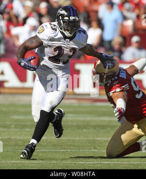 Baltimore Ravens Willie McGahee (23) drückt aus San Francisco 49ers Tully Banta-Cain im 4. Quartal bei Monster Park in San Francisco am 7. Oktober 2007. Die Ravens besiegten die 49ers 9-7. (UPI Foto/Terry Schmitt) Stockfoto