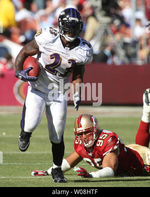 Baltimore Ravens Willie McGahee (23) verlässt San Francisco 49ers Tully Banta-Cain (95) auf dem Boden, als er das Feld im 4. Quartal dreht mit Monster Park in San Francisco am 7. Oktober 2007. Die Ravens besiegten die 49ers 9-7. (UPI Foto/Terry Schmitt) Stockfoto