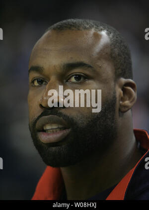 Golden State Warriors Baron Davis wartet, gegen die Milwaukee Bucks in der Oracle Coliseum in Oakland, Kalifornien am 5. Dezember 2007 zu spielen. (UPI Foto/Terry Schmitt) Stockfoto