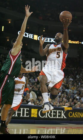 Golden State Warriors Baron Davis setzt oben einen Schuß gegen Milwaukee Bucks Yi Jianlian, die über die Oracle Coliseum in Oakland, Kalifornien am 5. Dezember 2007. (UPI Foto/Terry Schmitt) Stockfoto