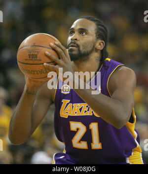 Los Angeles Lakers Ronny Turiaf (21) nimmt einen Schuß für eine flagrante Foul im vierten Viertel gegen die Golden State Warriors in der Oracle Coliseum in Oakland, Kalifornien am 14. Dezember 2007. Die Krieger besiegten die Lakers 108-106. (UPI Foto/Terry Schmitt) Stockfoto