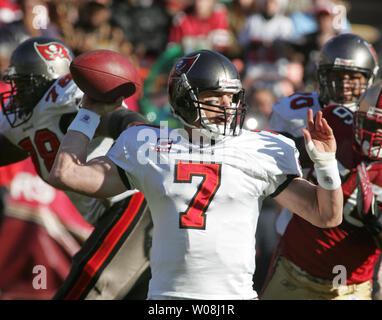 Tampa Bay Buccaneers QB Jeff Garcia Tropfen zurück gegen die San Francisco 49ers im zweiten Quartal Monster Park in San Francisco am 23. Dezember 2007 zu übermitteln. Die 49ers besiegten die Bucs 21-19. (UPI Foto/Terry Schmitt) Stockfoto