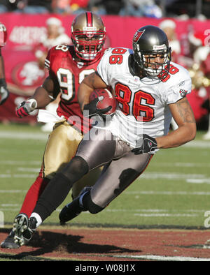 Tampa Bay Buccaneers TE Jerramy Stevens (86) Nimmt einen Jeff Garcia Pass 20 Yards durch San Francisco 49ers Parys Haralson im zweiten Quartal Der Monster Park in San Francisco am 23. Dezember 2007. Die 49ers besiegten die Bucs 21-19. (UPI Foto/Terry Schmitt) Stockfoto