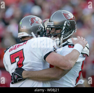 Tampa Bay Buccaneers TE Jerramy Stevens (R) erhält eine Umarmung von QB Jeff Garcia nach dem Fang ein 24 Yard TD Pass gegen die San Francisco 49ers im zweiten Quartal Monster Park in San Francisco am 23. Dezember 2007. Die 49ers besiegten die Bucs 21-19. (UPI Foto/Terry Schmitt) Stockfoto