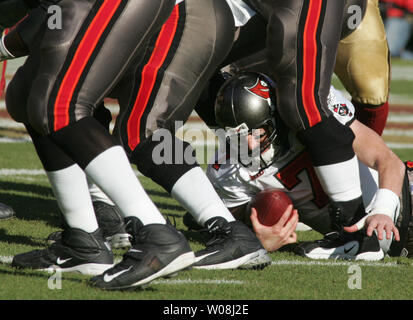 Tampa Bay Buccaneers QB Jeff Garcia gewinnt seine ungeschickten Versuch auf der Snap inmitten der Störungssucher Beine gegen die San Francisco 49ers im Monster Park in San Francisco am 23. Dezember 2007. Die 49ers besiegten die Bucs 21-19. (UPI Foto/Terry Schmitt) Stockfoto