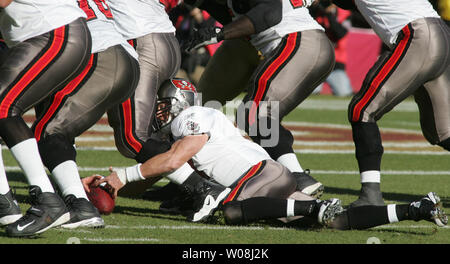 Tampa Bay Buccaneers QB Jeff Garcia Tauchgänge für seine ungeschickten Versuch auf den Sprengring gegen die San Francisco 49ers im Monster Park in San Francisco am 23. Dezember 2007. Die 49ers besiegten die Bucs 21-19. (UPI Foto/Terry Schmitt) Stockfoto