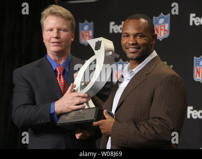 Ehemalige QB und aktuelle Sender Phil Simms (L) Auszeichnungen die FedEx Ground NFL Spieler des Jahres Trophäe zu Jacksonville Jaguars Fred Taylor an der Phoenix Convention Center in Phoenix, Arizona am 30. Januar 2008. (UPI Foto/Terry Schmitt) Stockfoto