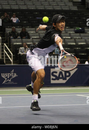 Kei Nishikori von Japan zurück zu Diego Hartfield in Argentinien mit der SAP Open in San Jose, Kalifornien, am 20. Februar 2008. Nishikori gewann 7-5, 6-3. (UPI Foto/Terry Schmitt) Stockfoto