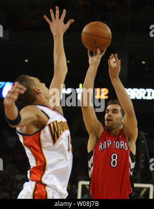 Golden State Warriors Andris Biedrins (L) aus Lettland versucht, Toronto Raptors Jose Calderon von Spanien in der Oracle Arena in Oakland, Kalifornien am 12. März 2008 zu blockieren. Die Krieger besiegten die Raptors 117-106. (UPI Foto/Terry Schmitt) Stockfoto