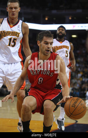 Toronto Raptors Jose Calderon (8) von Spanien seinen Antrieb vor der Golden State Warriors Andris Biedrins (15) von Lettland in der ersten Hälfte in der Oracle Arena in Oakland, Kalifornien am 12. März 2008 beendet. Die Krieger besiegten die Raptors 117-106. (UPI Foto/Terry Schmitt) Stockfoto