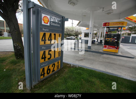 Shell Gas Zeichen zeigt steigende Preise für Kraftstoff an einer Station am El Camino Real in San Mateo, Kalifornien zusammen mit keine Abnehmer am 15. März 2008. (UPI Foto/Terry Schmitt) Stockfoto