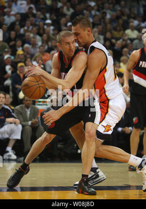 Portland Trail Blazers Steve Blake verliert den Ball, während er in Golden State Warriors Andris Biedrins (R) im ersten Quartal in der Oracle Arena in Oakland, Kalifornien am 27. März 2008 läuft. (UPI Foto/Terry Schmitt) Stockfoto