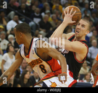 Portland Trail Blazers Steve Blake (R) Schnitte hinter Golden State Warriors Monta Ellis (8) Im vierten Quartal in der Oracle Arena in Oakland, Kalifornien am 27. März 2008. Die Krieger besiegten die Trail Blazers 111-95. (UPI Foto/Terry Schmitt) Stockfoto