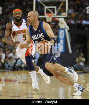 Dallas Mavericks Jason Kidd (R) an der Golden State Warriors Baron Davis im zweiten Quartal in der Oracle Arena in Oakland, Kalifornien am 30. März 2008. (UPI Foto/Terry Schmitt) Stockfoto