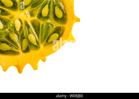 Kiwano oder gehörnte Melone (Cucumis metuliferus) in die Hälfte geschnitten auf weißem Hintergrund Stockfoto