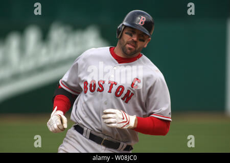 Boston Red Sox Jason Varitek runden die Grundlagen, nachdem er einen home run aus Oakland A's Huston Street im neunten Inning bei McAfee Coliseum in Oakland, Kalifornien am 2. April 2008. Boston besiegt Oakland 5-0. (UPI Foto/Terry Schmitt) Stockfoto