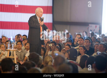 Republikanischen Präsidentschaftskandidaten Senator John McCain spricht auf ein McCain für Präsident Rallye in einem Flughafen Aufhänger in Stockton, Kalifornien am 22. Mai 2008. (UPI Foto/Terry Schmitt) Stockfoto