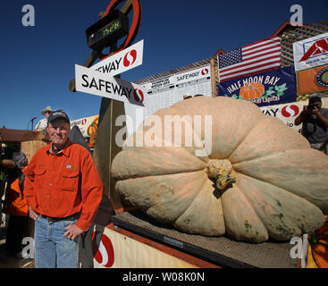 Thad Starr von Pleasant Hill, California steht mit seiner 1.528 Pfund rekordverdächtige Kürbis an der Weltmeisterschaft Kürbis wiegen - weg in Half Moon Bay, Kalifornien am 13. Oktober 2008. Starr brach den Rekord von vier Pfund. Seine rekordverdächtige Squash und andere Gewinner werden auf Anzeige an der Half Moon Bay Kunst & Kürbisfest Oktober 18-19 statt. (UPI Foto/Terry Schmitt) Stockfoto