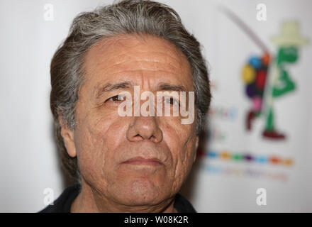 Edward James Olmos kommt in einer szenischen Lesung "Die Welt von Nick Adams", eine Leistung, Paul Newman's Loch in der Wand Kalifornien Camp, die gemalte Schildkröte, in der Davies Symphony Hall in San Francisco am 27. Oktober 2008 zu beteiligen. (UPI Foto/Terry Schmitt) Stockfoto