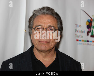 Edward James Olmos kommt in einer szenischen Lesung "Die Welt von Nick Adams", eine Leistung, Paul Newman's Loch in der Wand Kalifornien Camp, die gemalte Schildkröte, in der Davies Symphony Hall in San Francisco am 27. Oktober 2008 zu beteiligen. (UPI Foto/Terry Schmitt) Stockfoto