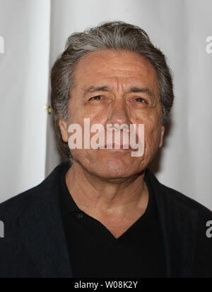 Edward James Olmos kommt in einer szenischen Lesung "Die Welt von Nick Adams", eine Leistung, Paul Newman's Loch in der Wand Kalifornien Camp, die gemalte Schildkröte, in der Davies Symphony Hall in San Francisco am 27. Oktober 2008 zu beteiligen. (UPI Foto/Terry Schmitt) Stockfoto