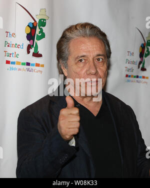 Edward James Olmos kommt in einer szenischen Lesung "Die Welt von Nick Adams", eine Leistung, Paul Newman's Loch in der Wand Kalifornien Camp, die gemalte Schildkröte, in der Davies Symphony Hall in San Francisco am 27. Oktober 2008 zu beteiligen. (UPI Foto/Terry Schmitt) Stockfoto