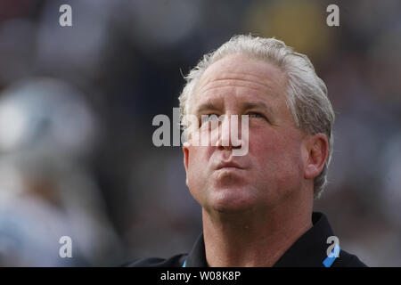 Carolina Panthers Head Coach John Fox auf die Anzeigetafel im Spiel gegen die Oakland Raiders am Kolosseum in Oakland, Kalifornien sieht am 9. November 2008. Die Leoparden besiegten die Räuber 17-6. (UPI Foto/Terry Schmitt) Stockfoto