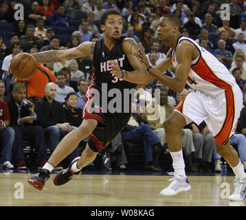 Miami Heat Michael Beasley (30) Laufwerke auf Golden State Warriors Anthony Randolph in der ersten Hälfte in der Oracle Arena in Oakland, Kalifornien am 1. Dezember 2008. (UPI Foto/Terry Schmitt) Stockfoto