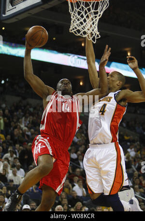 Houston Rockets Carl Landry (14) geht nach oben gegen die Golden State Warriors Anthony Randolph in der ersten Hälfte in der Oracle Arena in Oakland, Kalifornien am 12. Dezember 2008. (UPI Foto/Terry Schmitt) Stockfoto