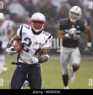 New England Patriots kick returner Ellis Hobbs (27) Rennen 95 Yards mit einem Oakland Raiders kickoff im zweiten Quartal am Kolosseum in Oakland, Kalifornien am 14. Dezember 2008. Die Patrioten besiegt die Räuber 49-26. (UPI Foto/Terry Schmitt) Stockfoto