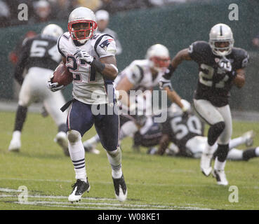 New England Patriots kick returner Ellis Hobbs (27) Rennen 95 Yards mit einem Oakland Raiders kickoff im zweiten Quartal am Kolosseum in Oakland, Kalifornien am 14. Dezember 2008. Die Patrioten besiegt die Räuber 49-26. (UPI Foto/Terry Schmitt) Stockfoto