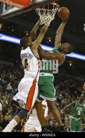 Boston Celtics Leon Powe (0) Stellt ein Schuss gegen die Golden State Warriors Anthony Randolph (4) in der ersten Hälfte in der Oracle Arena in Oakland, Kalifornien am 26. Dezember 2008. (UPI Foto/Terry Schmitt) Stockfoto