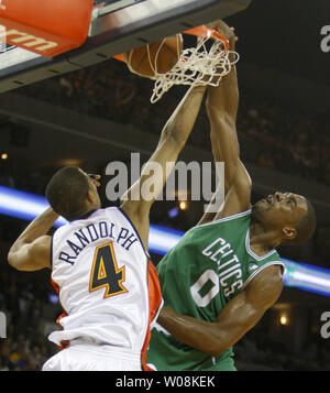 Boston Celtics Leon Powe (0) Slams in zwei gegen die Golden State Warriors Anthony Randolph (4) in der ersten Hälfte in der Oracle Arena in Oakland, Kalifornien am 26. Dezember 2008. (UPI Foto/Terry Schmitt) Stockfoto