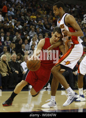 Toronto Raptors Jose Calderon (4) Spanien Laufwerke an den Korb auf Golden State Warriors Brandan Wright im ersten Quartal in der Oracle Arena in Oakland, Kalifornien am 29. Dezember 2008. (UPI Foto/Terry Schmitt) Stockfoto