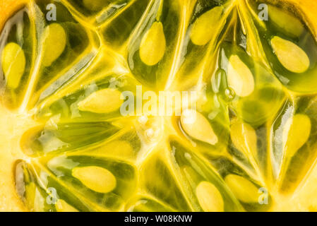 Kiwano oder gehörnte Melone (Cucumis metuliferus) geschnitten in eine Hälfte auf weißem Hintergrund closeup Stockfoto