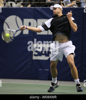 Andy Roddick Volleys mit Michael Ryderstedt von Schweden in die SAP Open im HP Pavilion in San Jose, Kalifornien, am 10. Februar 2009. Roddick gewann (6-0) (7-6). (UPI Foto/Terry Schmitt) Stockfoto