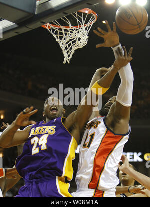 Los Angeles Lakers Kobe Bryant (24) hat einen Schuß von Golden State Warriors Ronny Turiaf in der ersten Hälfte in der Oracle Arena in Oakland, Kalifornien gesperrt am 18. Februar 2009. (UPI Foto/Terry Schmitt) Stockfoto