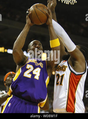 Los Angeles Lakers Kobe Bryant (24) hat einen Schuß von Golden State Warriors Ronny Turiaf in der ersten Hälfte in der Oracle Arena in Oakland, Kalifornien gesperrt am 18. Februar 2009. (UPI Foto/Terry Schmitt) Stockfoto