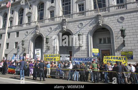 Die Demonstranten für und gegen homosexuelle Ehe erwarten der California Supreme Court Entscheidung über staatliche Angelegenheit 8, einen Stimmzettel für die Initiative, die Begrenzung der Ehe mit einem Mann und einer Frau, an der State Building in San Francisco am 26. Mai 2009. Der Gerichtshof hat die Initiative aber erklärt, dass 18.000 homosexuellen Ehen, die vor dem Stimmen legal sind. (UPI Foto/Terry Schmitt) Stockfoto