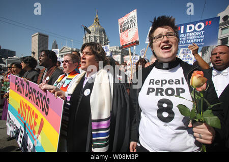 Demonstranten zugunsten der homosexuellen Ehe erwarten der California Supreme Court Entscheidung über staatliche Angelegenheit 8, eine Stimmzettelinitiative Begrenzung der Ehe mit einem Mann und einer Frau, die vor der City Hall in San Francisco am 26. Mai 2009. Der Gerichtshof hat die Initiative aber erklärt, dass 18.000 homosexuellen Ehen, die vor dem Stimmen legal sind. (UPI Foto/Terry Schmitt) Stockfoto