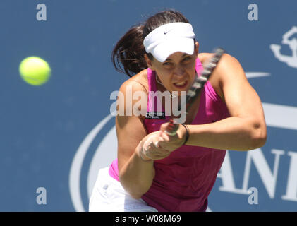 Marion Bartoli aus Frankreich liefert den Ball zu Venus Williams bei der Bank des Westen Klassiker an der Stanford University in Palo Alto, Kalifornien, am 2. August 2009. Bartoli besiegte Williams 6-2, 5-7, 6-4, um das Turnier zu gewinnen. UPI/Terry Schmitt Stockfoto