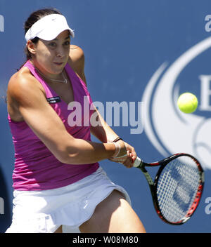 Marion Bartoli aus Frankreich liefert den Ball zu Venus Williams bei der Bank des Westen Klassiker an der Stanford University in Palo Alto, Kalifornien, am 2. August 2009. Bartoli besiegte Williams 6-2, 5-7, 6-4, um das Turnier zu gewinnen. UPI/Terry Schmitt Stockfoto