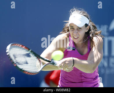 Marion Bartoli aus Frankreich liefert den Ball zu Venus Williams bei der Bank des Westen Klassiker an der Stanford University in Palo Alto, Kalifornien, am 2. August 2009. Bartoli besiegte Williams 6-2, 5-7, 6-4, um das Turnier zu gewinnen. UPI/Terry Schmitt Stockfoto